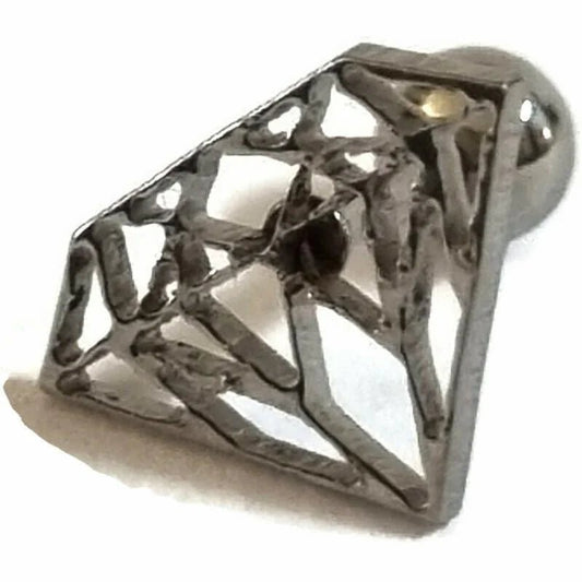 Een zilveren ring met een ruitvormig ontwerp