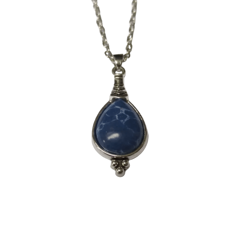 Een hanger van blauwe steen aan een zilveren ketting