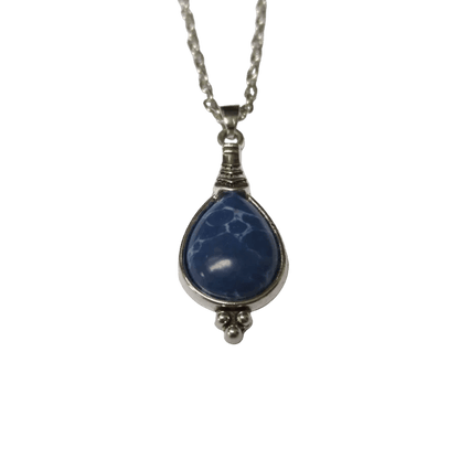 Een hanger van blauwe steen aan een zilveren ketting