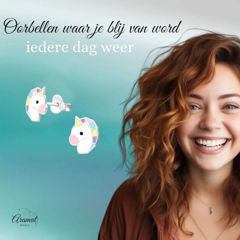 Sterling zilveren oorbellen in de vorm van een eenhoorn.