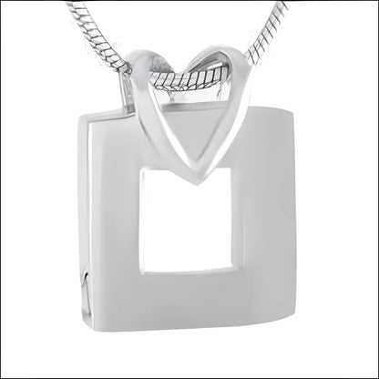 Een witte vierkante hanger met een hart erop