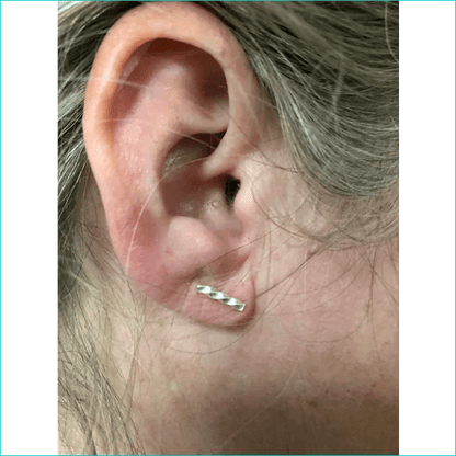 Een vrouw met een piercing in haar oor