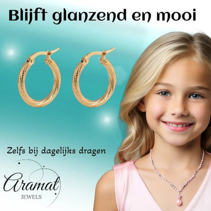 Goudkleurige Gedraaide RVS Hoepeloorbellen - Gediamanteerd - 20 mm - Aramat Jewels - Oorringen - cadeautip