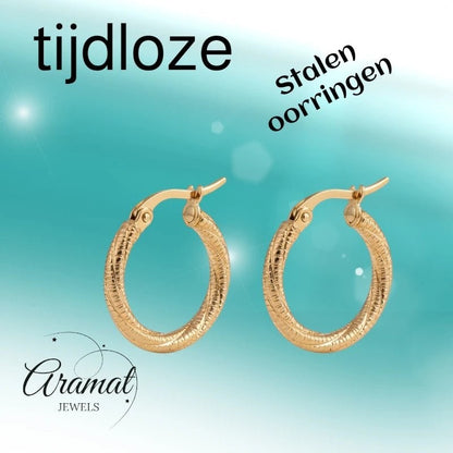 Goudkleurige Gedraaide RVS Hoepeloorbellen - Gediamanteerd - 20 mm - Aramat Jewels - Oorringen - cadeautip