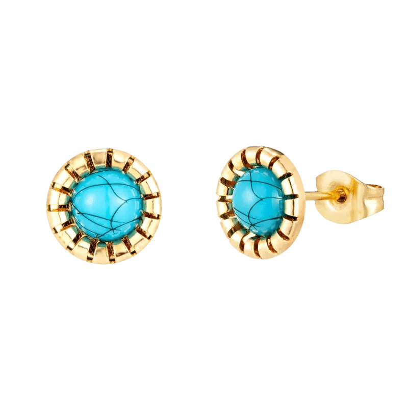 Paar gouden oorbellen met ronde turquoise stenen in decoratieve zettingen.