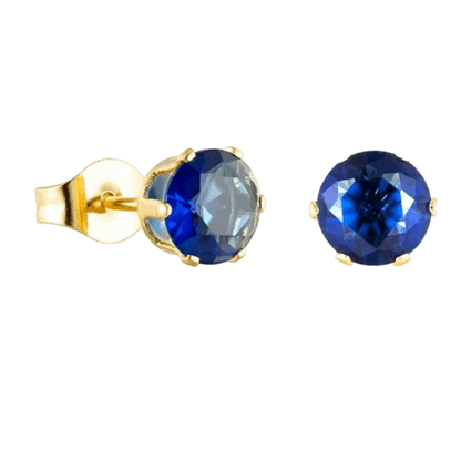 Paar gouden oorbellen met ronde blauwe saffier edelstenen.