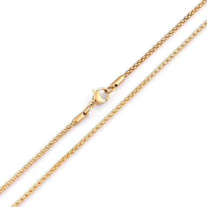 Een gouden ketting met een enkele krul