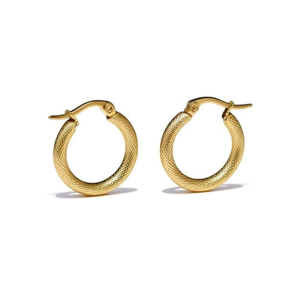 Goudkleurige RVS Hoepeloorbellen met Textuur - 18 mm - Aramat Jewels - Oorringen - cadeautip