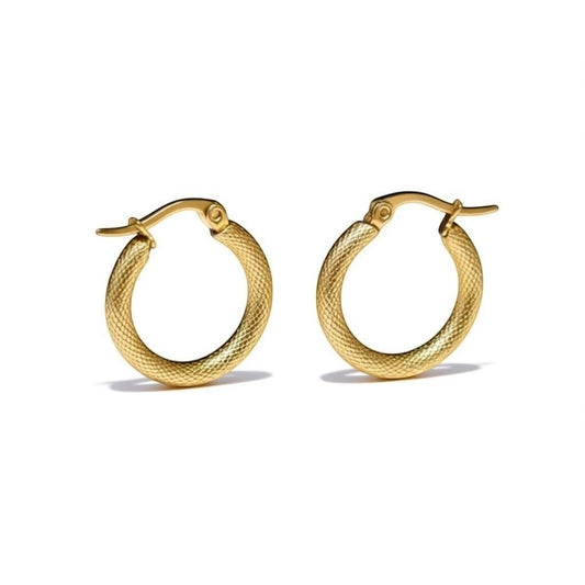 Goudkleurige RVS Hoepeloorbellen met Textuur - 18 mm - Aramat Jewels - Oorringen - cadeautip