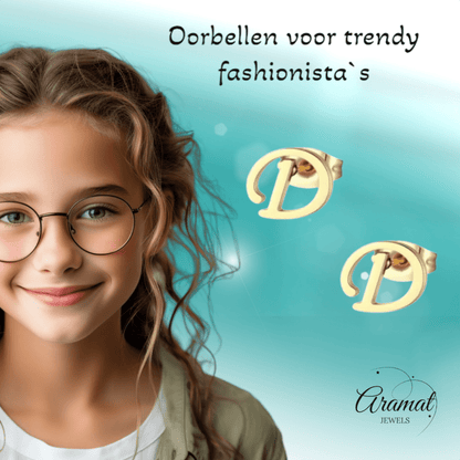 Goudkleurige RVS oorstekers Letter D - Aramat Jewels - Oorbellen - cadeautip