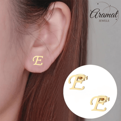 Goudkleurige RVS oorstekers Letter E - Aramat Jewels - Oorbellen - cadeautip