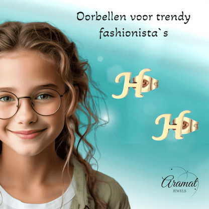 Goudkleurige RVS oorstekers Letter H - Aramat Jewels - Oorbellen - cadeautip