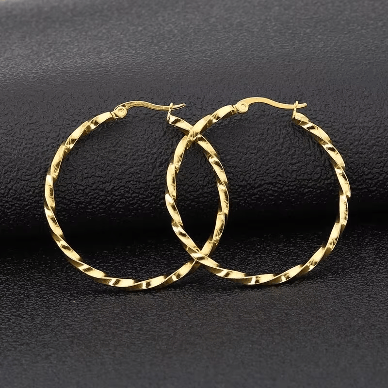 Goudkleurige RVS Swirl Hoepeloorbellen - 35 mm - Aramat Jewels - Oorbellen - cadeautip