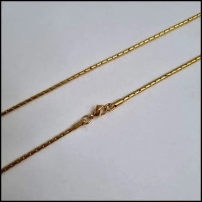 Een gouden ketting met een slotje
