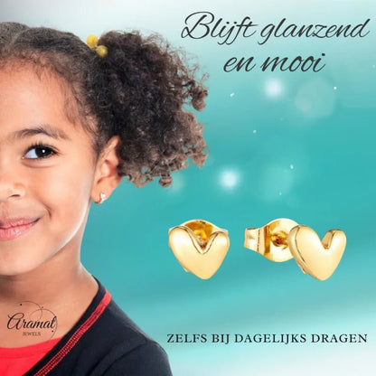 Gouden hartvormige oorbellen.