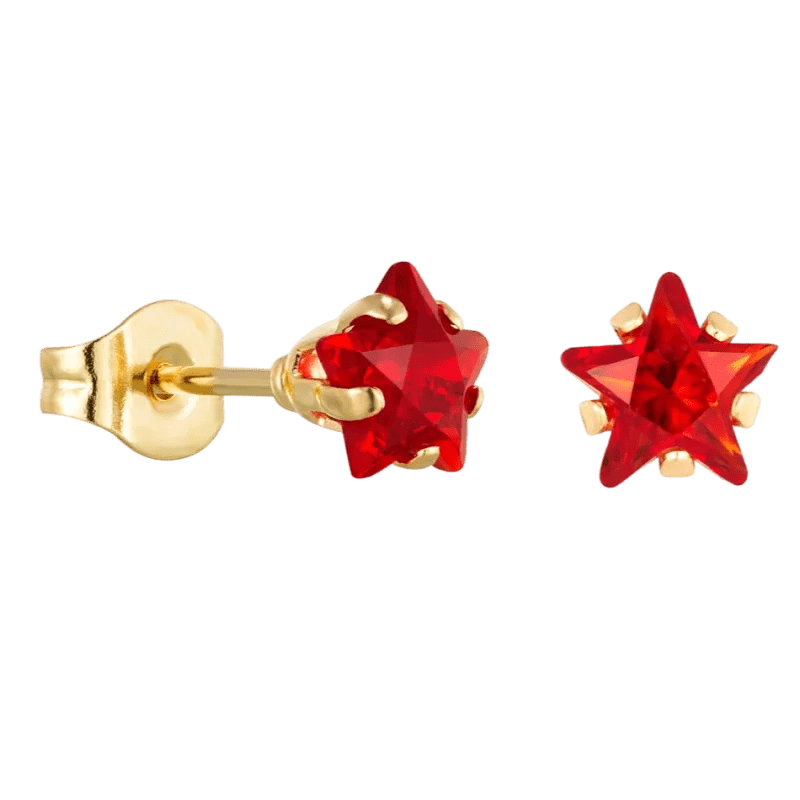 Paar gouden oorbellen met rode stervormige edelstenen.
