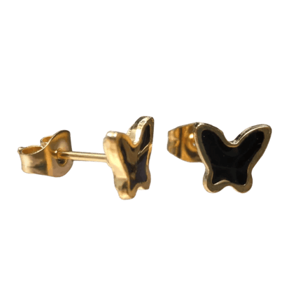 Gouden oorbellen in de vorm van een vlinder met zwart emaille inleg.