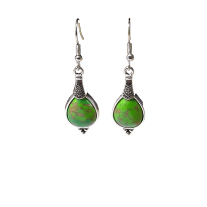 Een paar oorbellen met groen en zilverkleurig glas