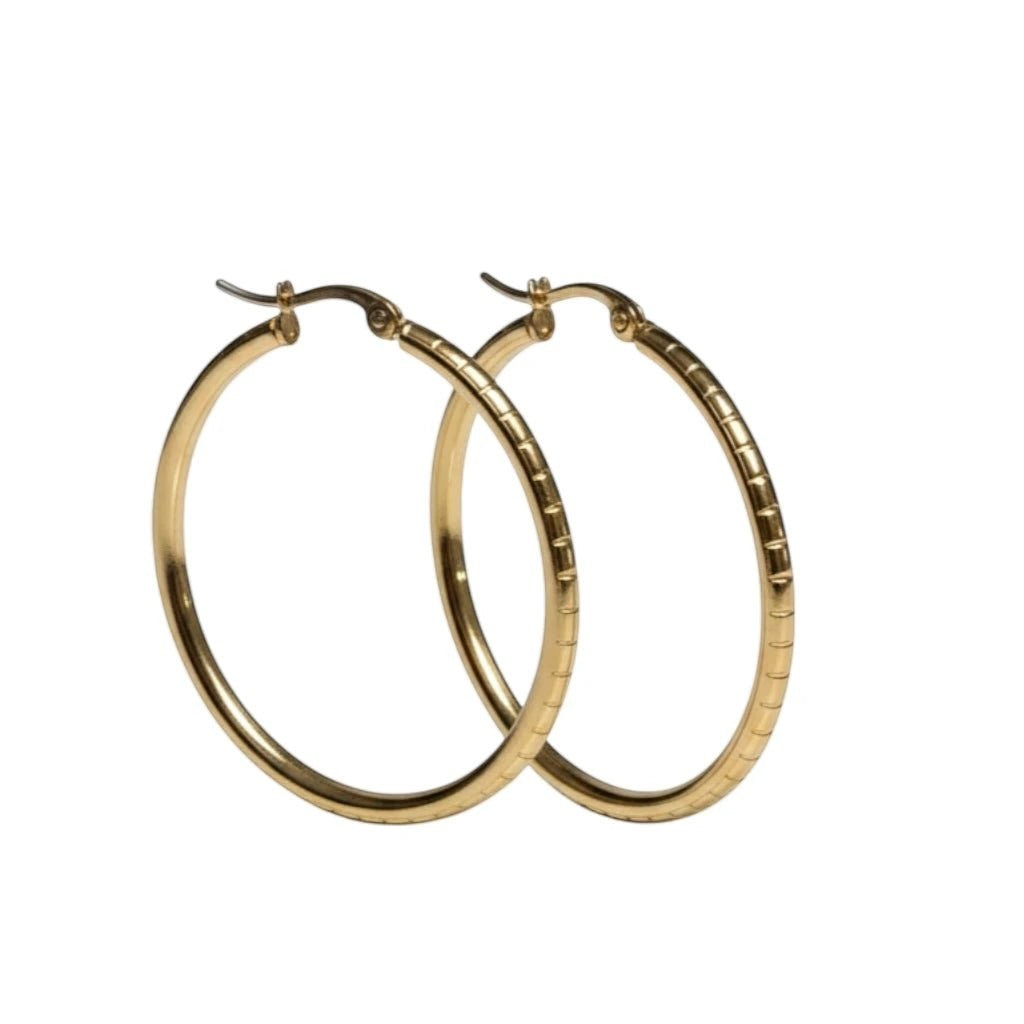 Grote Hoop Oorbellen Goudkleurig RVS met Streepjesmotief (40 mm) - Aramat Jewels - Oorringen - cadeautip