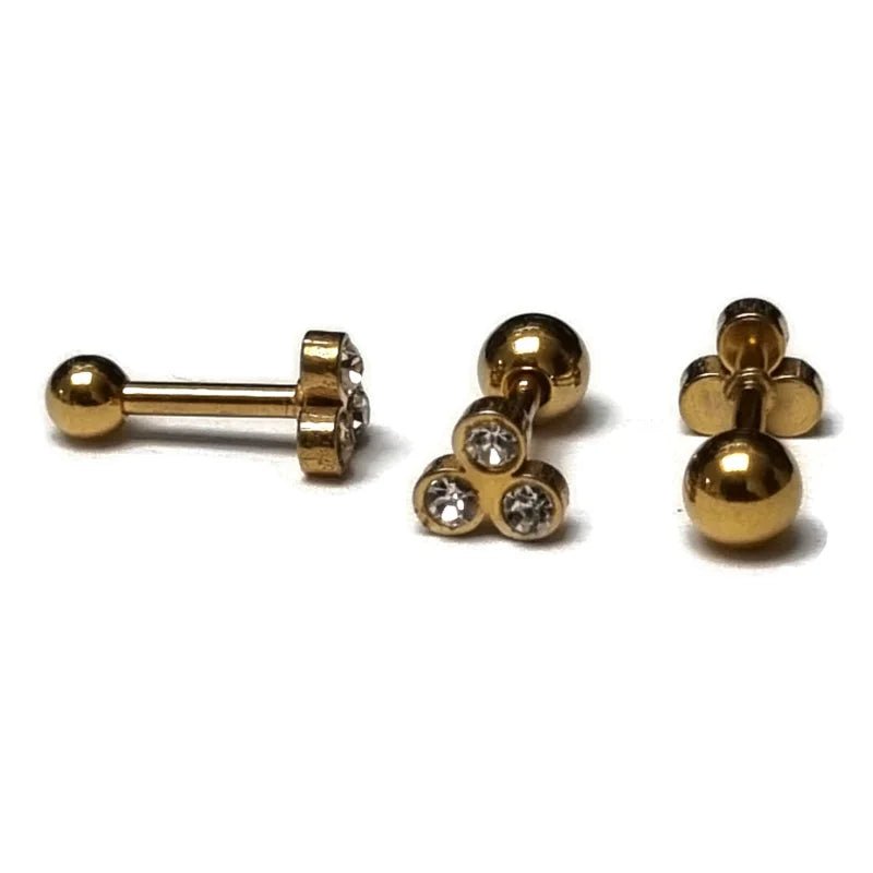Een paar goudkleurige studs met een diamant aan elke kant