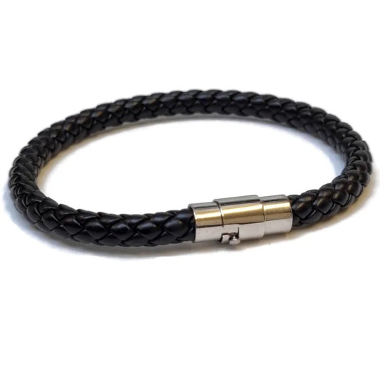 Een zwarte leren armband met een roestvrijstalen sluiting