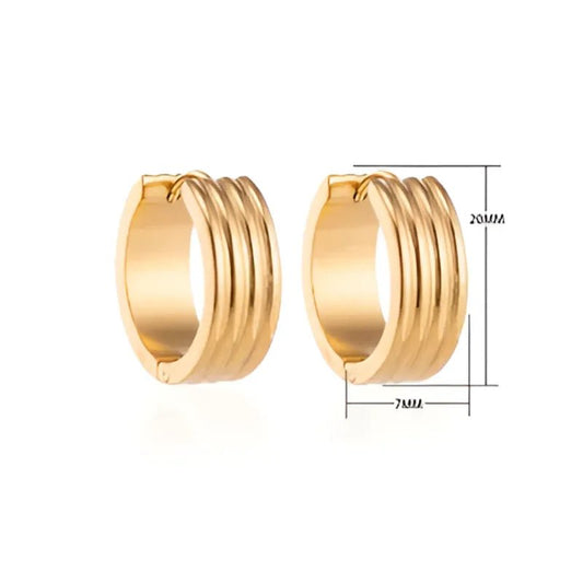 Een paar gouden hoepeloorbellen