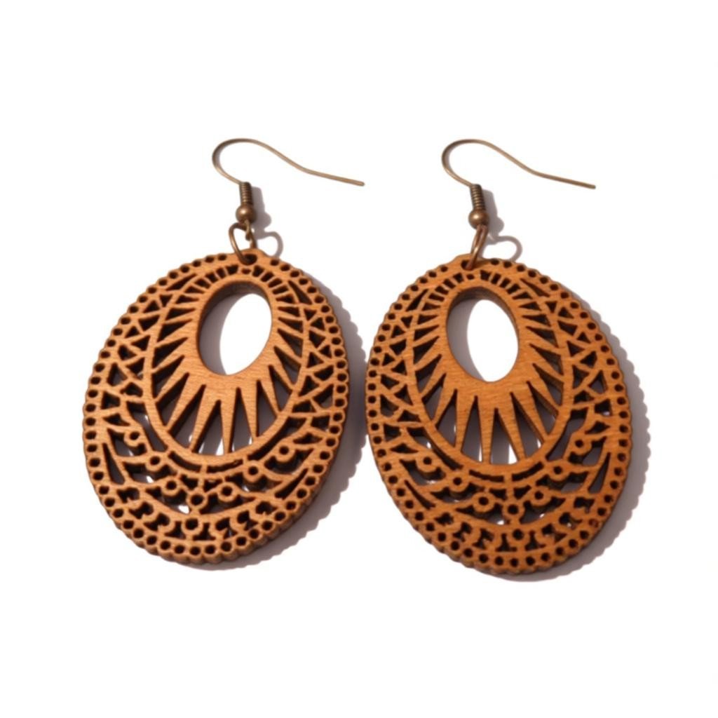 Oorbellen – Elegante Houten Oorhangers Ovaalvorm Bruin Opgewerkt Motief Dames - Aramat Jewels - Oorhangers - cadeautip