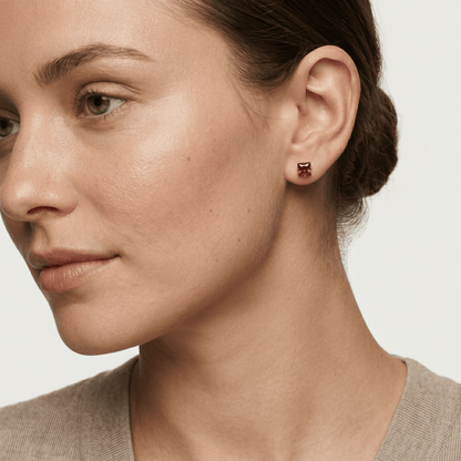 Oorbellen – RVS Roségoudkleur met Rode Vierkante Zirkonia (4mm) - Aramat Jewels - Oorbellen - cadeautip