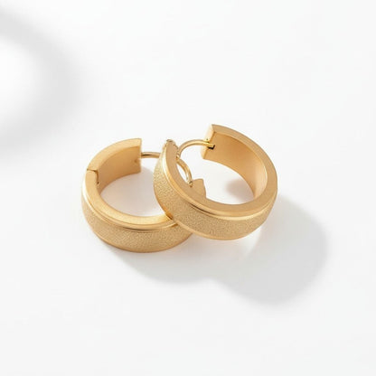Oorringen – 20mm Creolen Sandblasted Lijn RVS Goudkleur Unisex - Aramat Jewels - Oorringen - cadeautip
