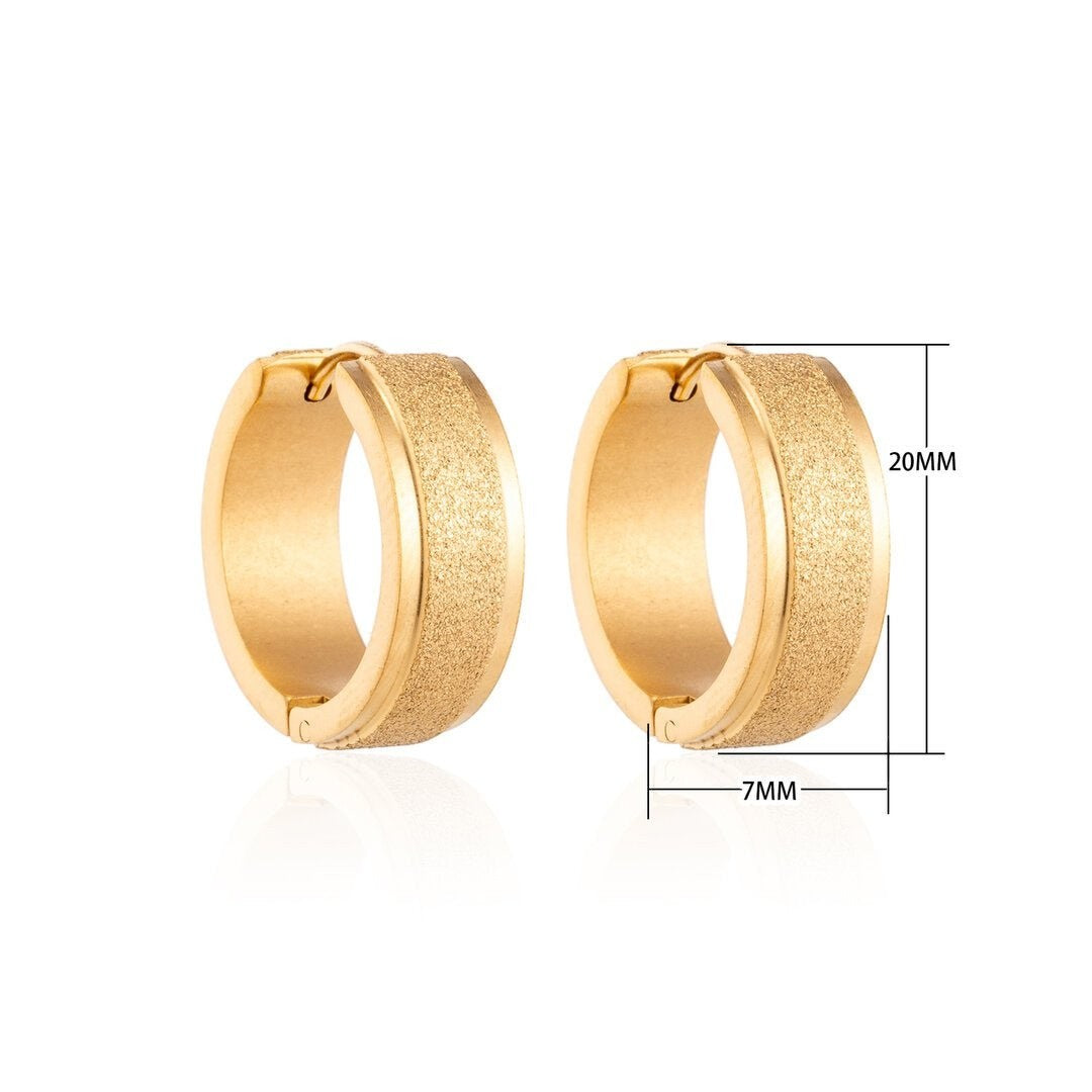 Oorringen – 20mm Creolen Sandblasted Lijn RVS Goudkleur Unisex - Aramat Jewels - Oorringen - cadeautip