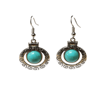 Een close-up van een paar oorbellen met een turkooizen steen