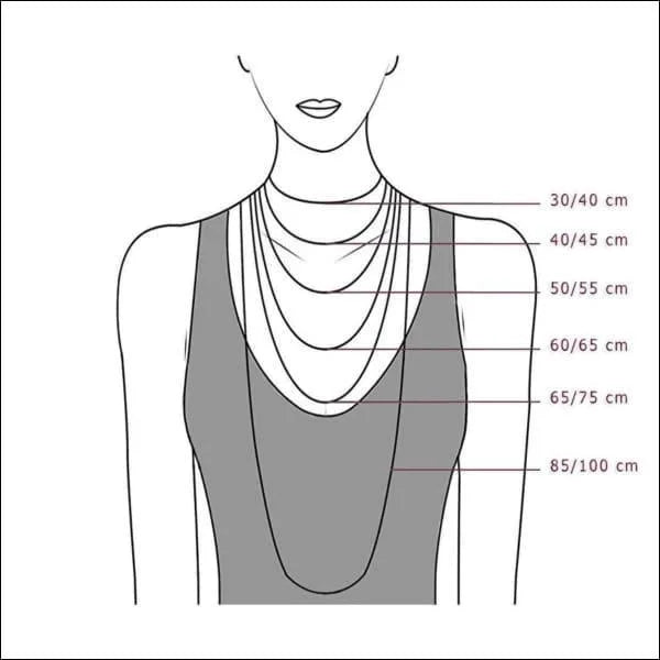 Een zilveren ketting met een draaiend ontwerp
