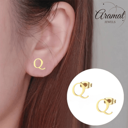 RVS letter Q oorstekers goudkleurig - Aramat Jewels - Oorbellen - cadeautip