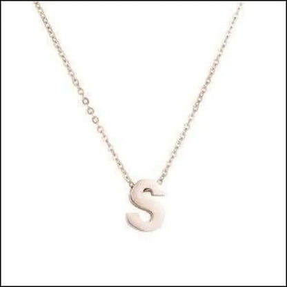 Een zilveren ketting met een kleine letter erop