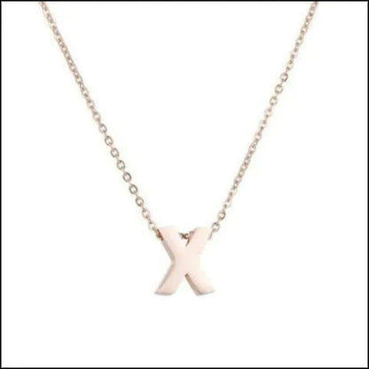 Een witte kruisketting met ketting