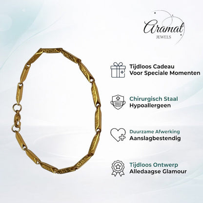 Een gouden armband met een klein hartje erop