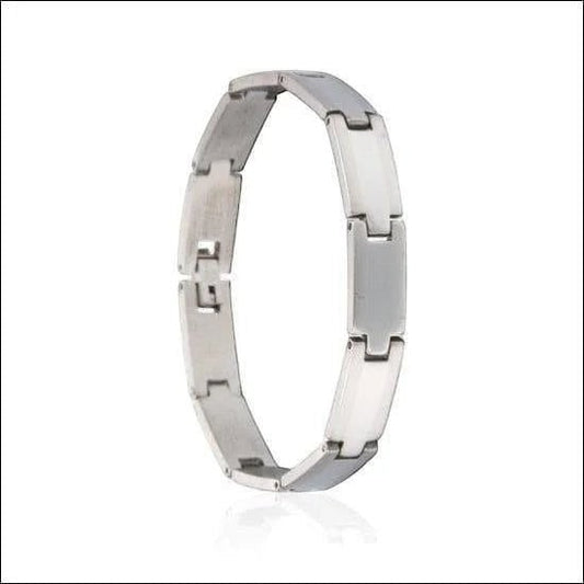 Een roestvrijstalen armband met een witte achtergrond