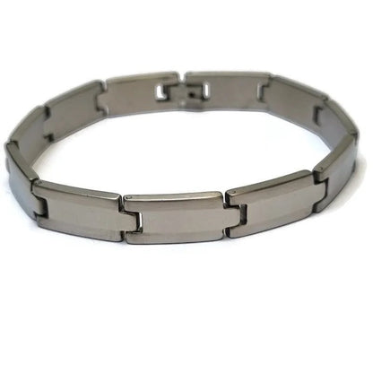 Een roestvrijstalen armband met een vierkant ontwerp