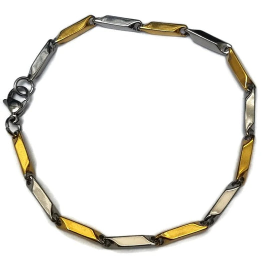 Een armband met tweekleurige metalen schakels