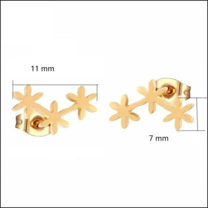 Een paar gouden oorbellen met een sterontwerp