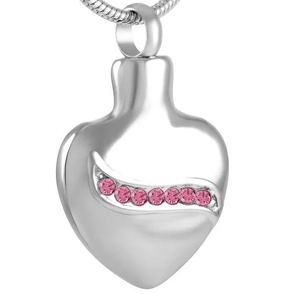 Een roze hartvormige hanger met een roze kristallen hart