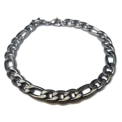 Een zilveren schakelarmband met een grote schakel
