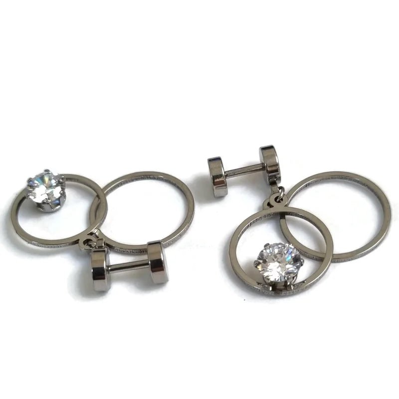 Een paar zilveren oorbellen met een diamant