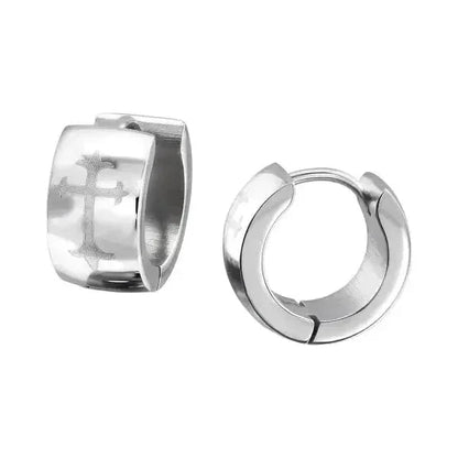 Een paar zilveren hoepeloorbellen