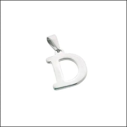 Een zilveren hanger met een letter d erop