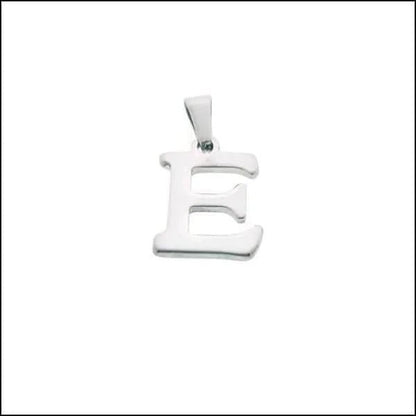 Een zilveren hanger met de letter e erop