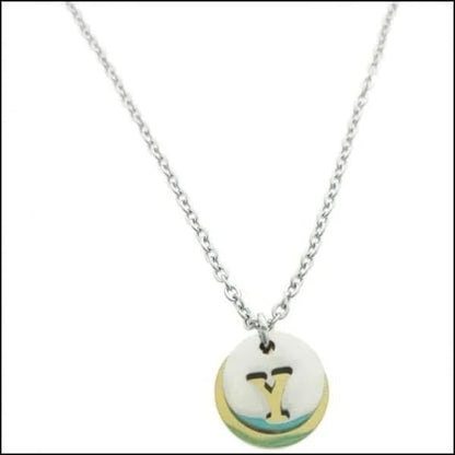 Een halsketting met een kleine witte schijf eraan