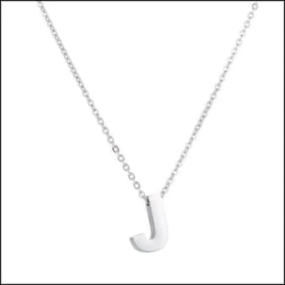 Een zilveren ketting met een halve maan erop