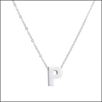 Een witte ketting met een letter p erop