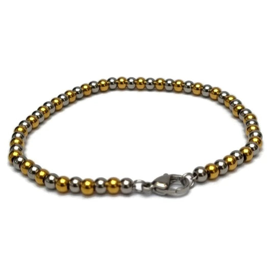 Een armband met een gouden en zilveren bea
